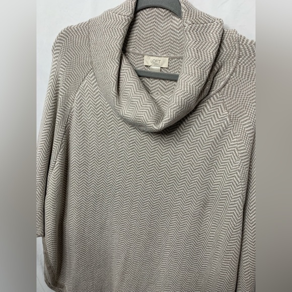 3/$30 Ann Taylor Loft Short Kimono Sleeve Cowl Neck Curved Hem Sweater Size M/L - Picture 3 of 11